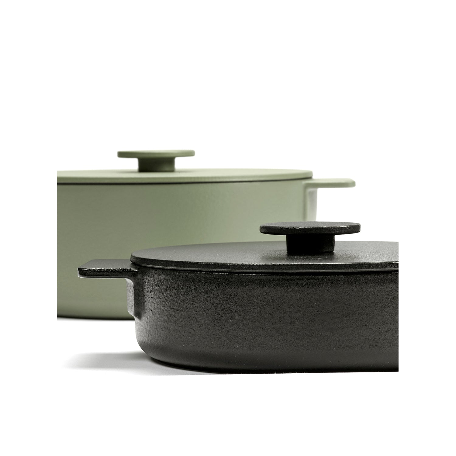 a picture of  Cast Iron Shallow Pot 1.7L on makers and merchants website